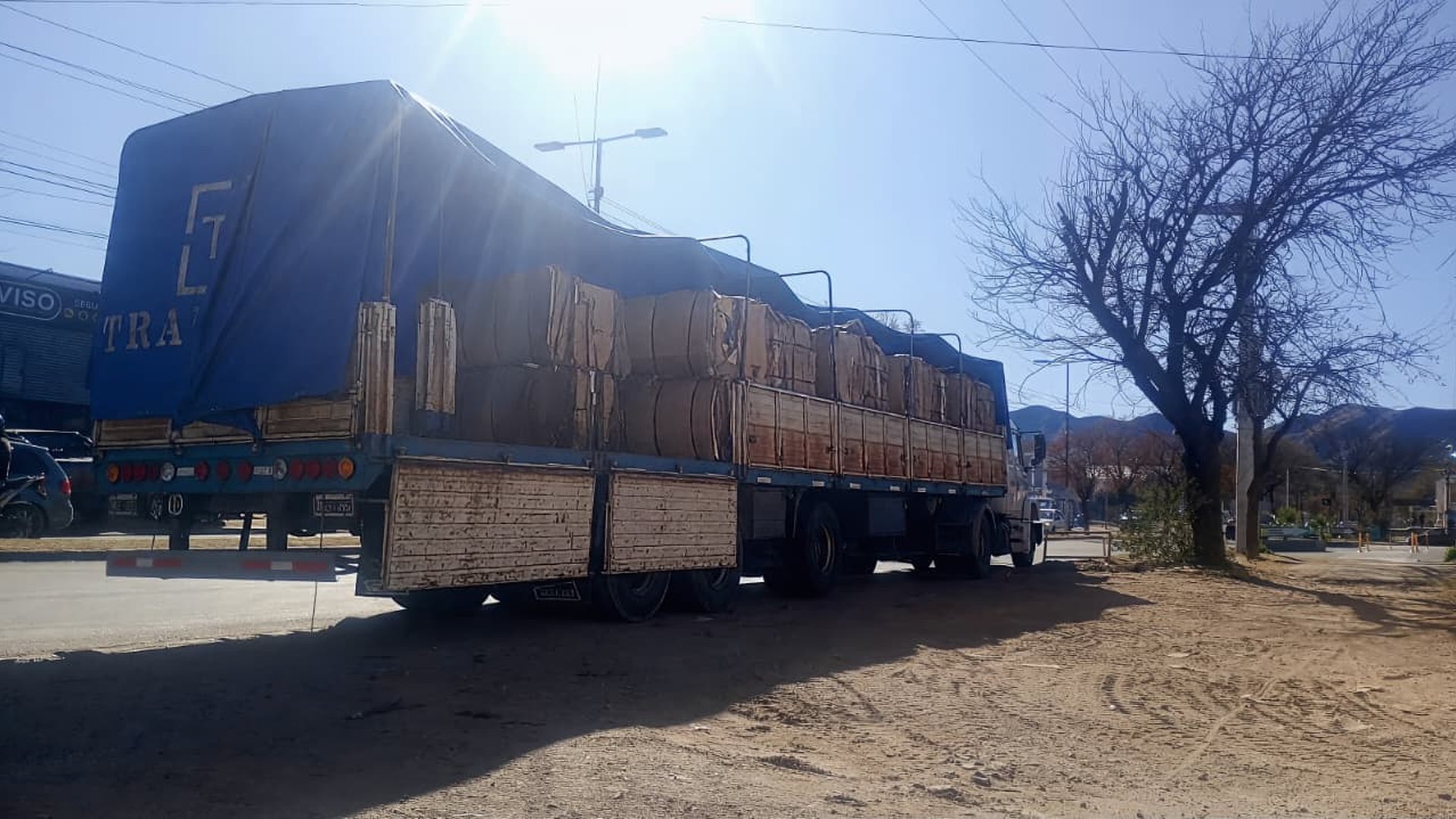 Camión TRANSBEL cargado con la montaña de fondo