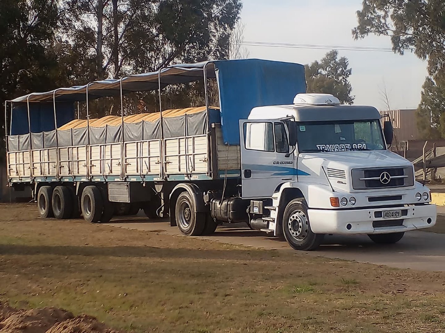 Chasis y acoplado TRANSBEL cargados con mercadería a granel
