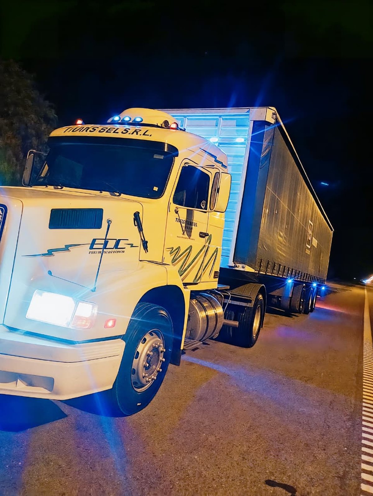 Camión TRANSBEL S.R.L. con semirremolque en ruta durante la noche